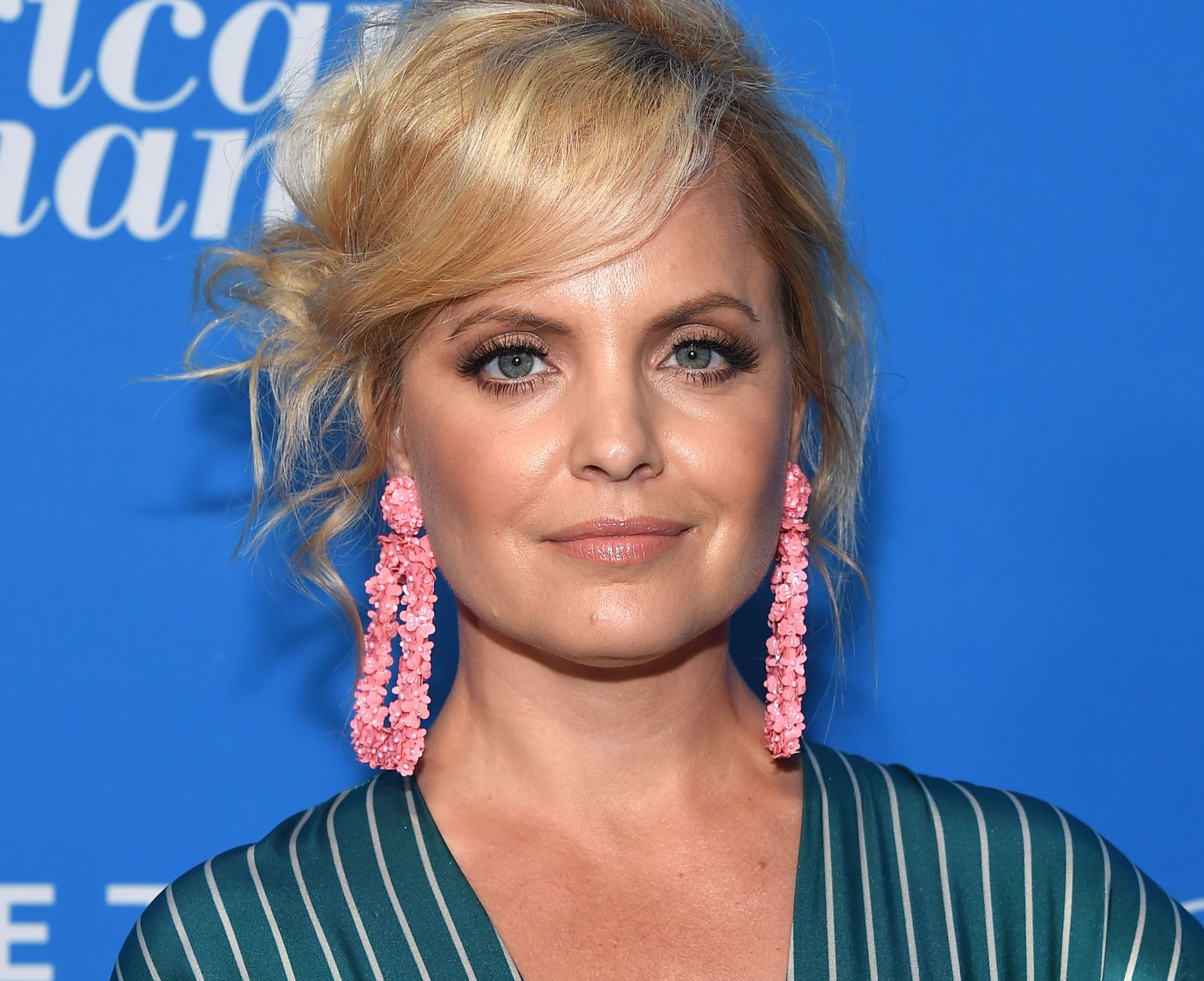 Актерката Мена Сувари првпат стана мајка во петтата деценија