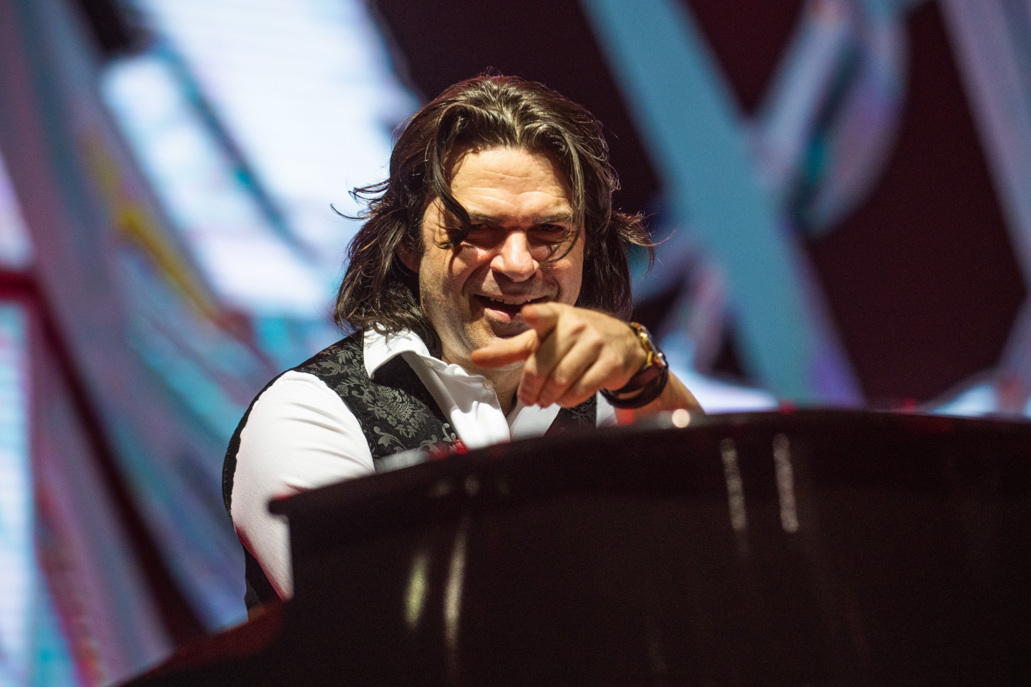 Почина поранешниот клавијатурист на бендот на Здравко Чолиќ, Александар Бањац