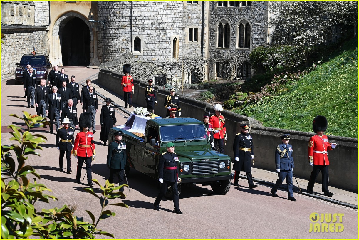 (Видео) Принцот Филип го донесоа со модифициран „Ленд Ровер“, цела нација една минута во молк
