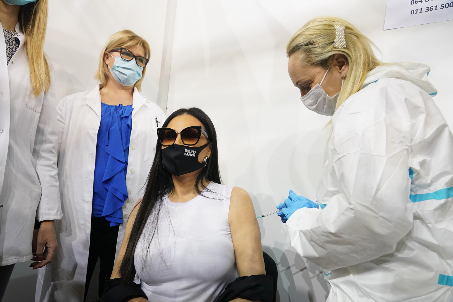 (Видео) „Сакам да им се вратам на концертите“, Цеца се вакцинира со кинеската вакцина