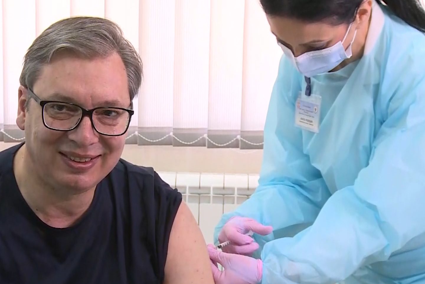 (Видео) Српскиот претседател Александар Вучиќ се вакцинира против коронавирус со кинеската вакцина на „Синофарм“