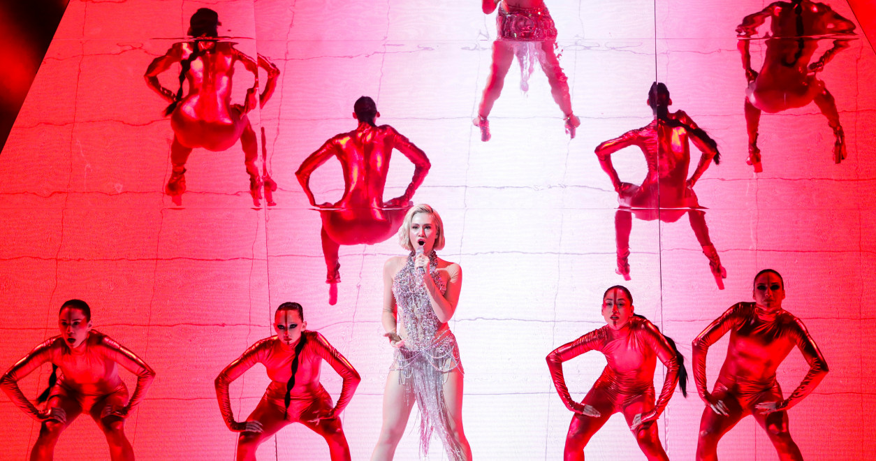 (Видео) Кипар како Лејди Гага, Полска како Дуа Липа: Евровизиски песни што потсетуваат на светски хитови