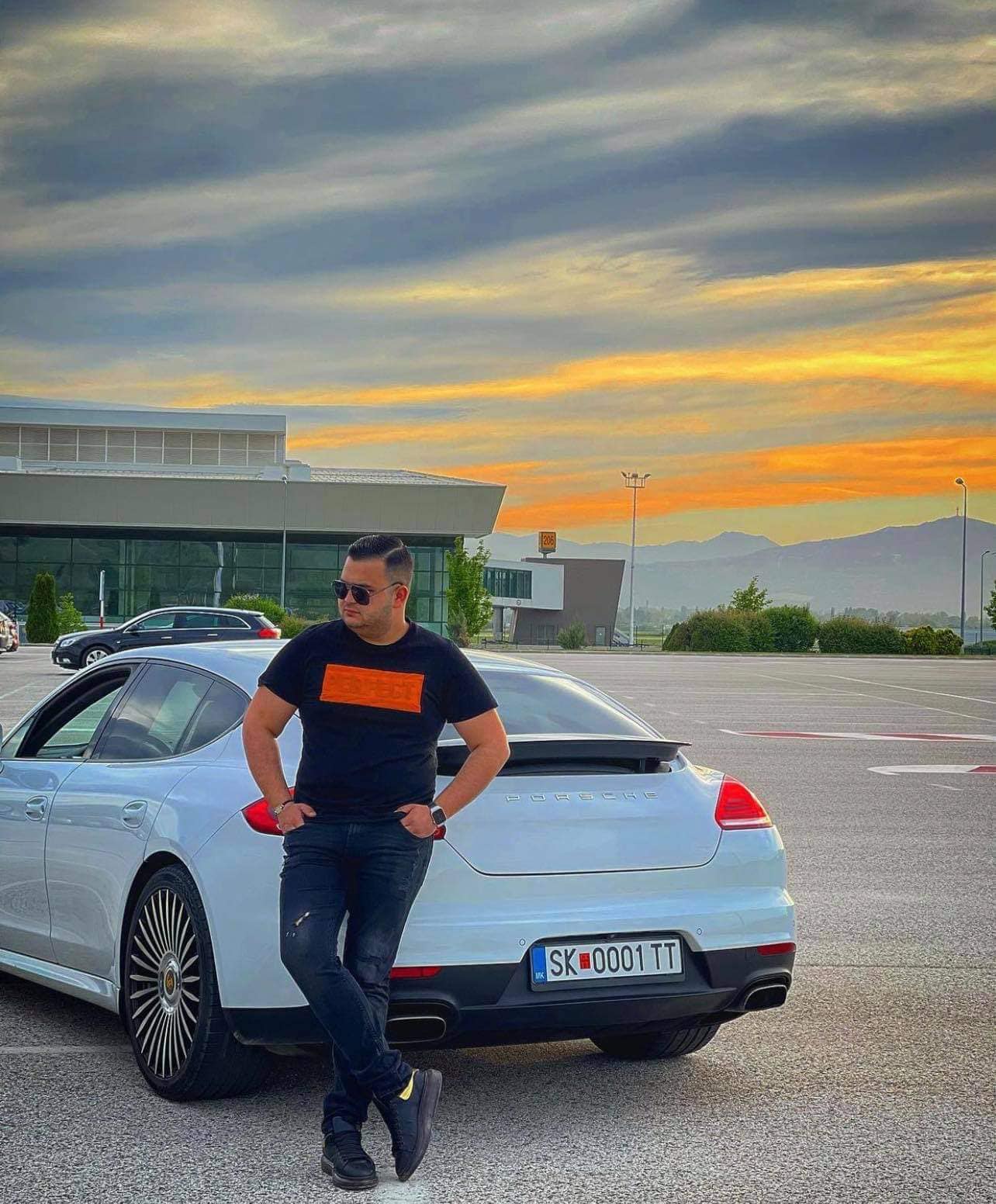 Внукот на Амди Бајрам доби „порше“: Заколни се во џамија, нeма да возиш повеќе од 150 на час