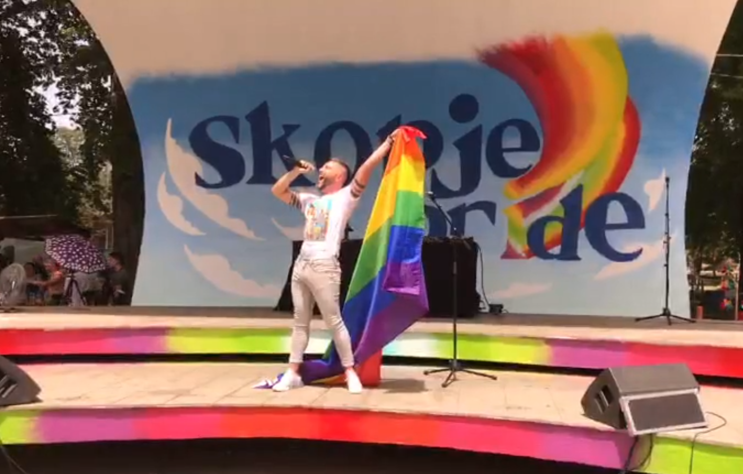 Со знамето на виножито Васил Гарванлиев пееше за гордоста на Парадата