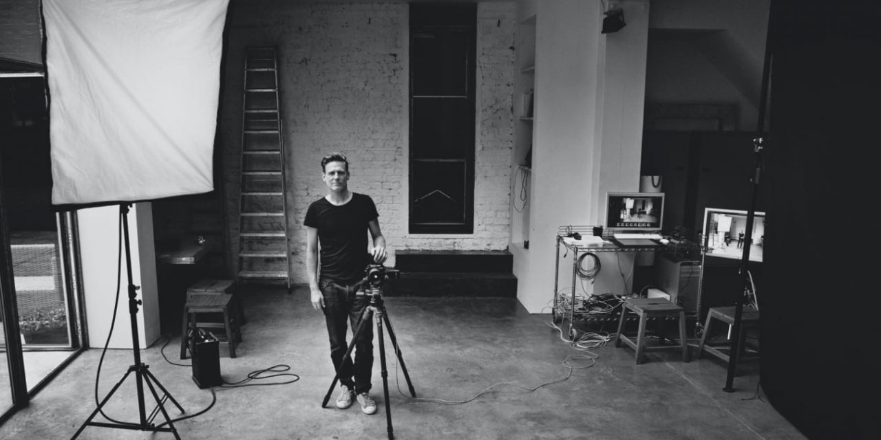 Брајан Адамс ќе го слика новиот календар на „Пирели“