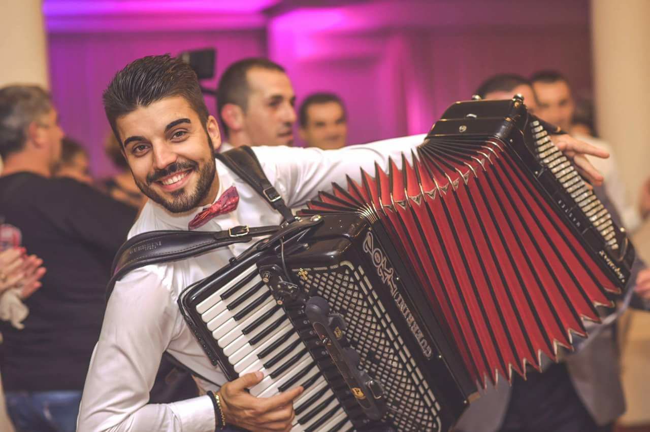 Хармоникашот Војче Петрушев стана татко