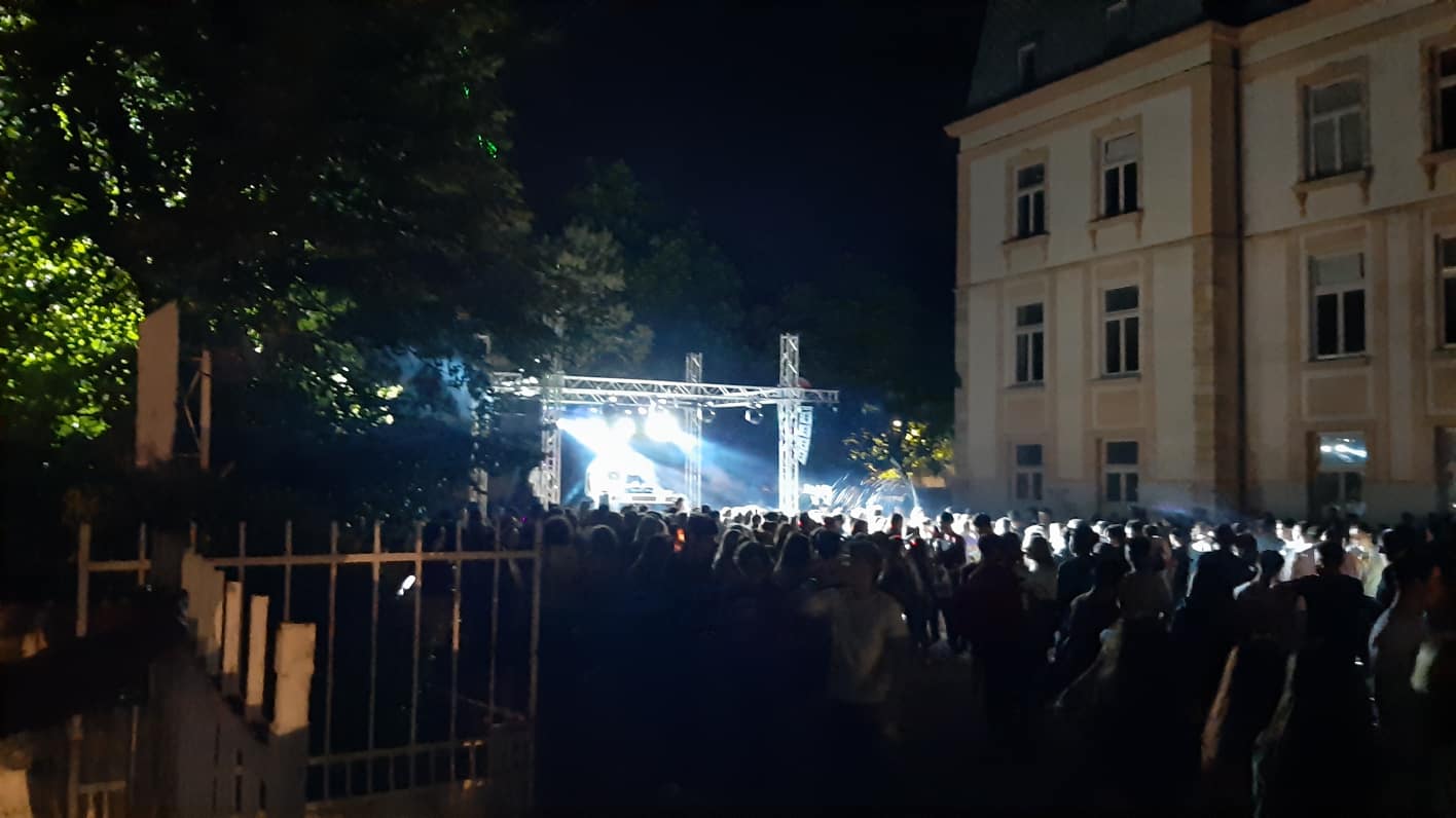 (Видео) Забава за сите матуранти во дворот на охридската гимназија 