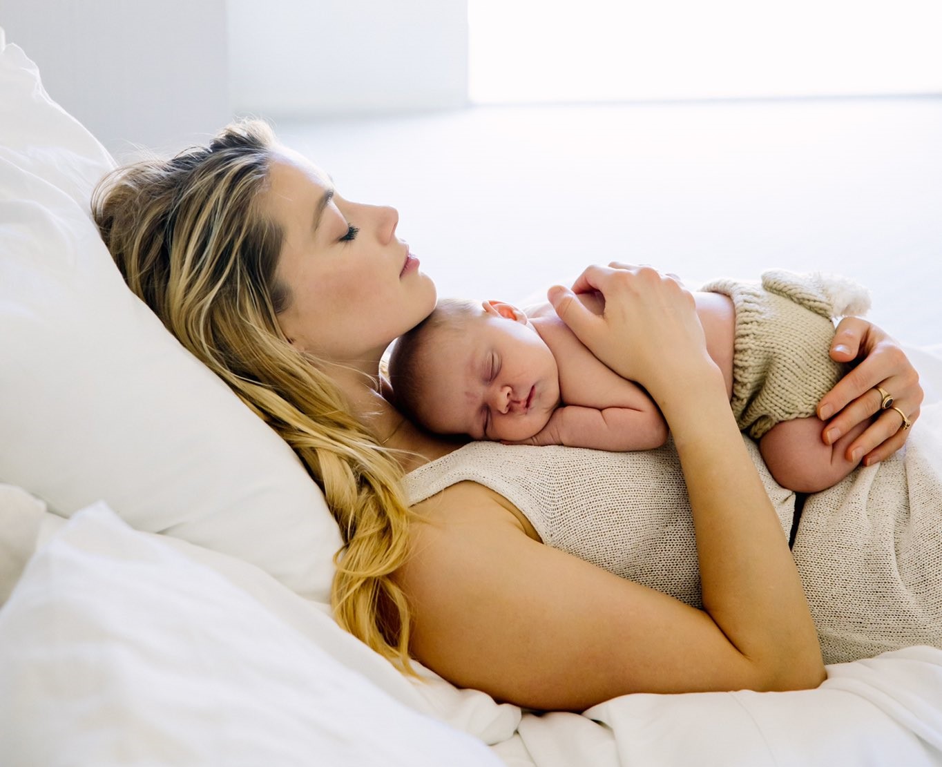 Амбер Херд стана мајка од сурогат жена по разводот од Џони Деп