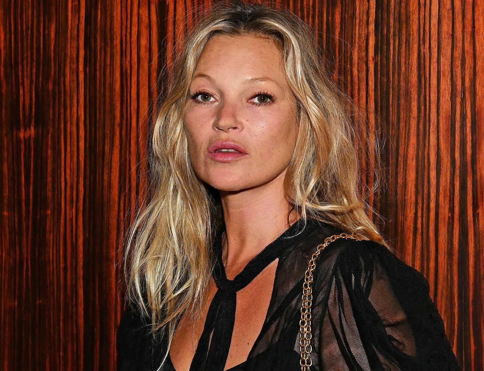 (Фото) Кејт Мос ја рекламира долната облека на Ким Кардашјан