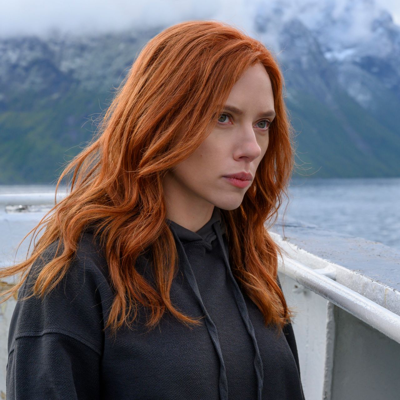 Скарлет Јохансон го тужи „Дизни“ поради стримување на „Црна вдовица“, оттаму велат тажно е ова што ни го прави