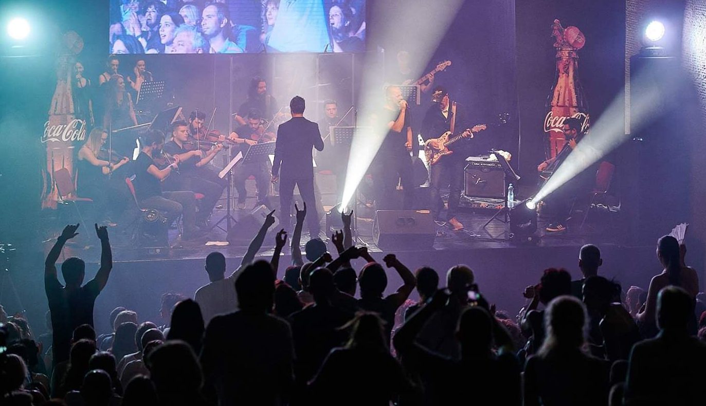 Цела естрада во Битола со камерен оркестар и пејачи од регионот на „Балкан гала-фестивал“