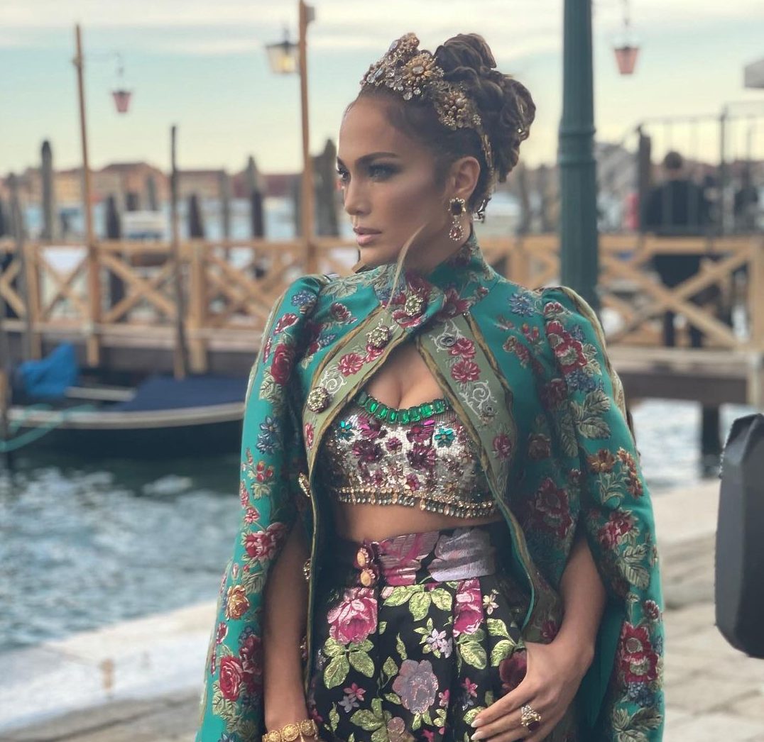 (Видео) Џенифер Лопез изгледа кралски со авангардна наметка и чевли со скапоцени камења на шоуто на Долче и Габана во Венеција