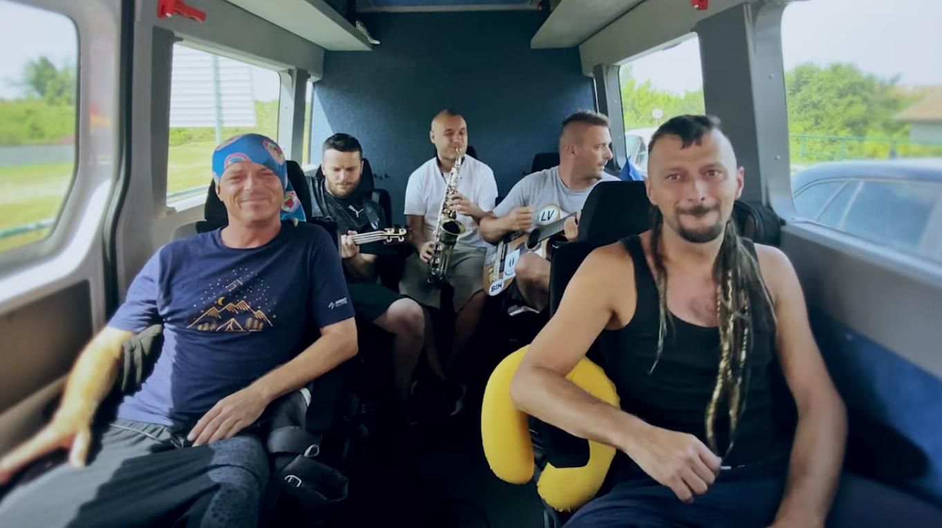 (Видео) Ајвар, сирење и ракија и ќе дојде целата чаршија: „Дубиоза колектив“ со специјален перформанс ја кани публиката во Дојран