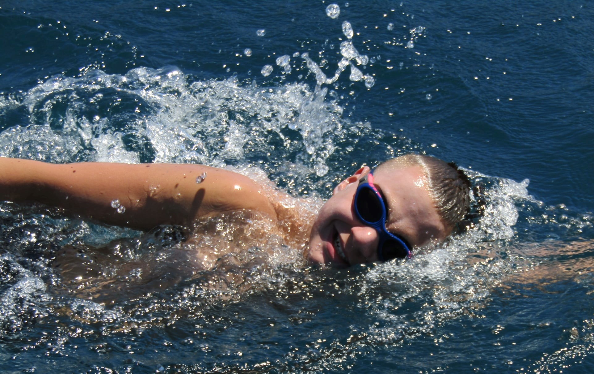 (Видео) Марко Пејчиноски го преплива Охридското Езеро за да ги поддржи децата со ретки болести