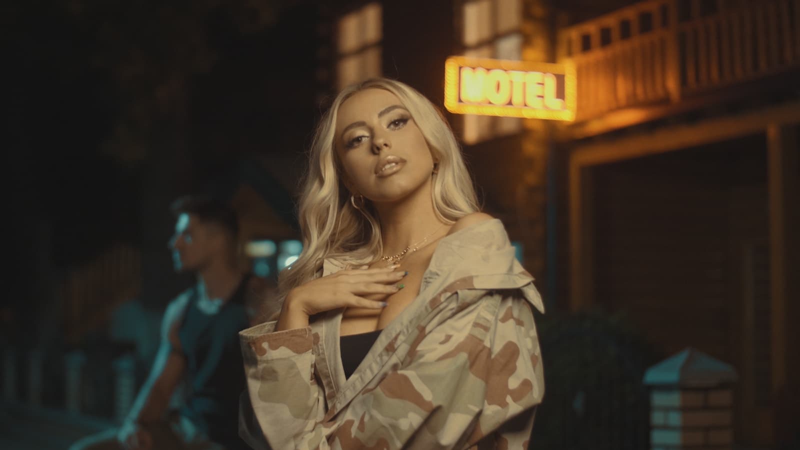 (Видео) Антонија Гиговска и Антиќ во љубов: ново видео на поп-пејачката