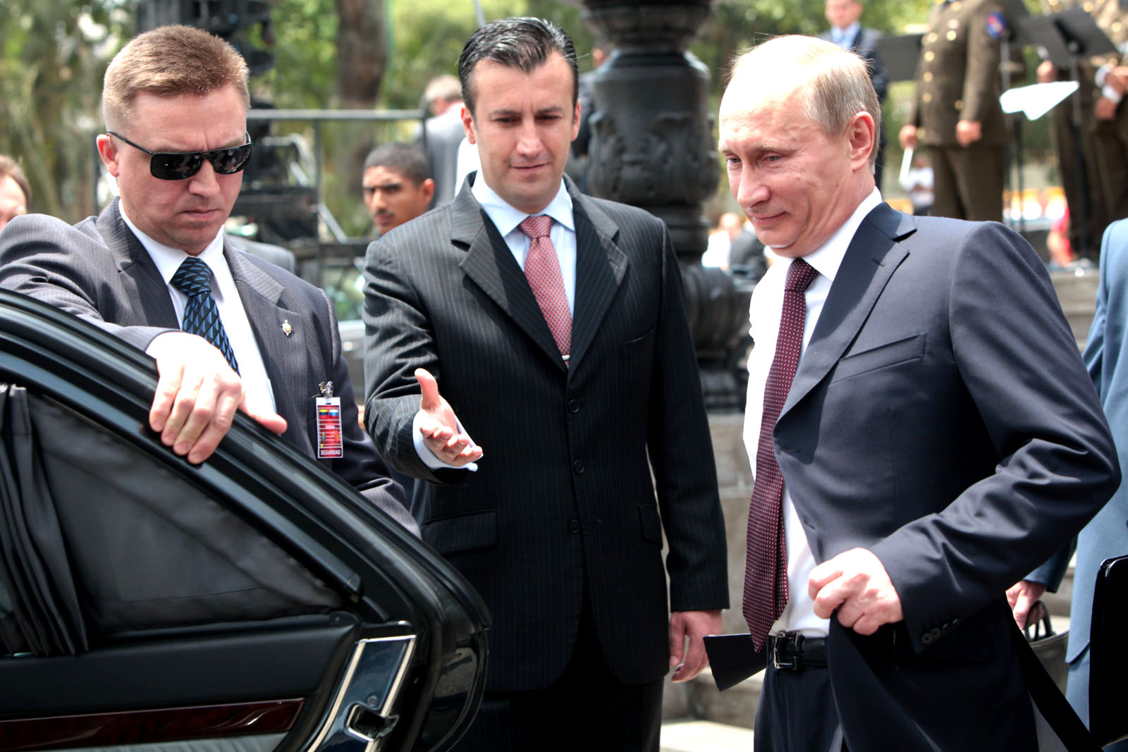 (Видео) Телохранителите на Путин ги пензионираат по 35 година, кои се луѓето кои можат да го чуваат рускиот претседател