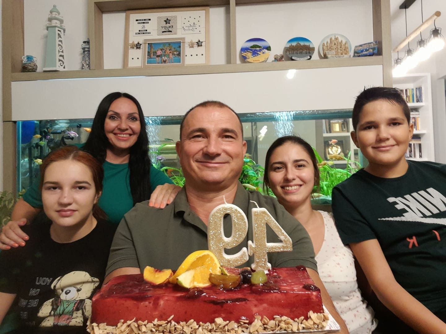 Стојанче Ангелов славеше роденден: Домашна забава со трите деца