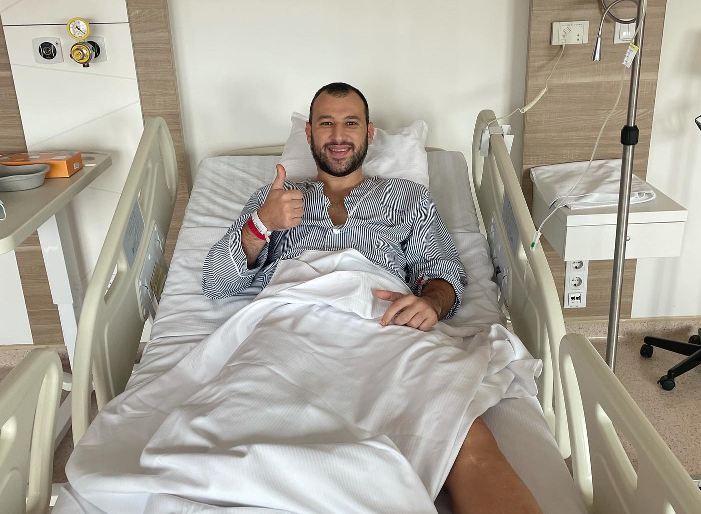 Забавата може да почне, вели Дејан Манасков по операцијата на коленото