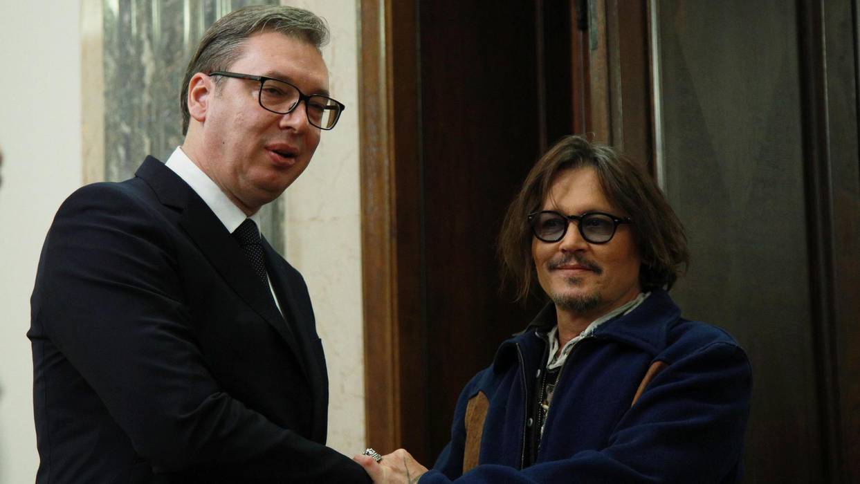 (Видео) Џони Деп му го подари тивкиот врабец на Вучиќ, холивудскиот актер го пречекаа илјадници фанови во Белград