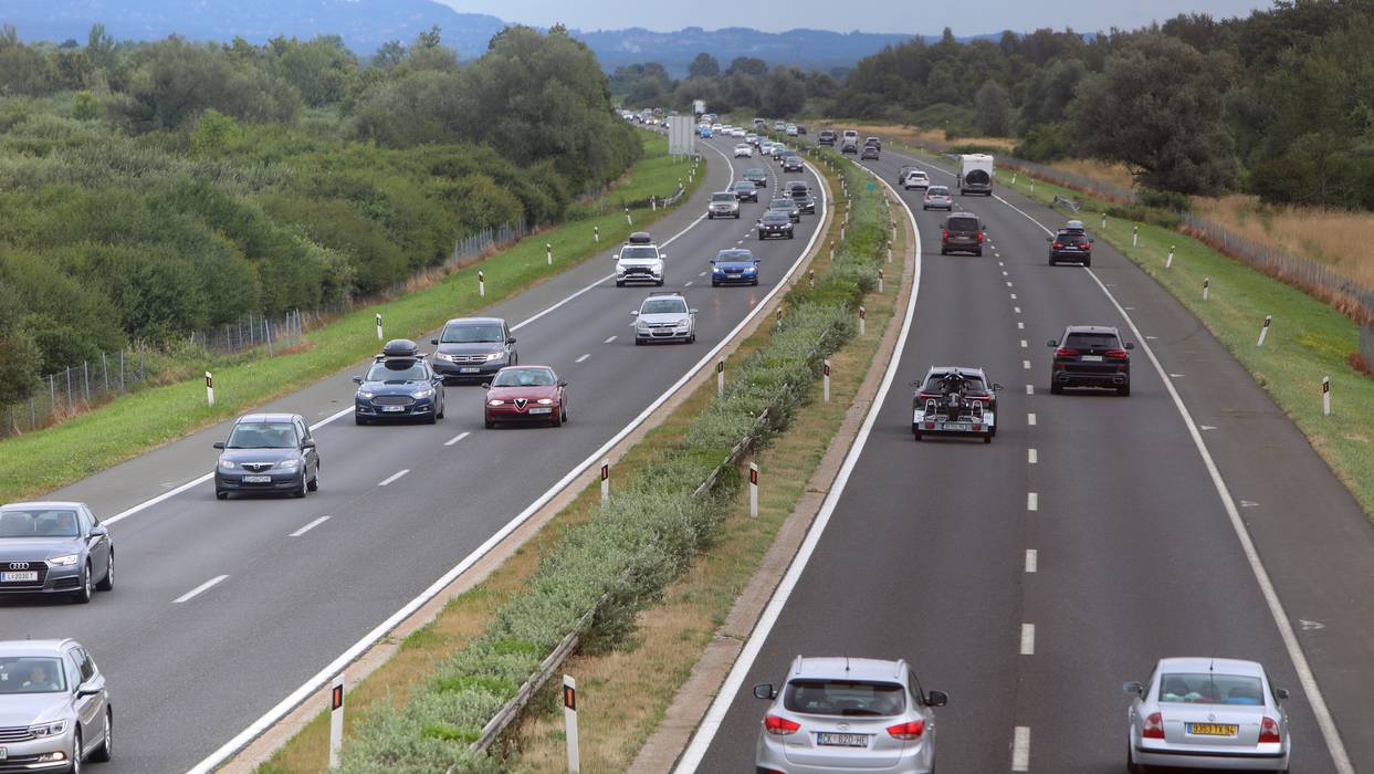 Жената  на автопат си го заборавила сопругот, кој отишол да запали цигара