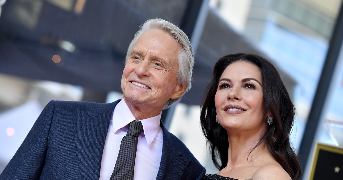 Половина час по запознавањето, ѝ рекол дека е таткото на нејзините деца, таа лута го откачила: Мајкл Даглас и Кетрин Зета Џонс прославија 21 година во брак