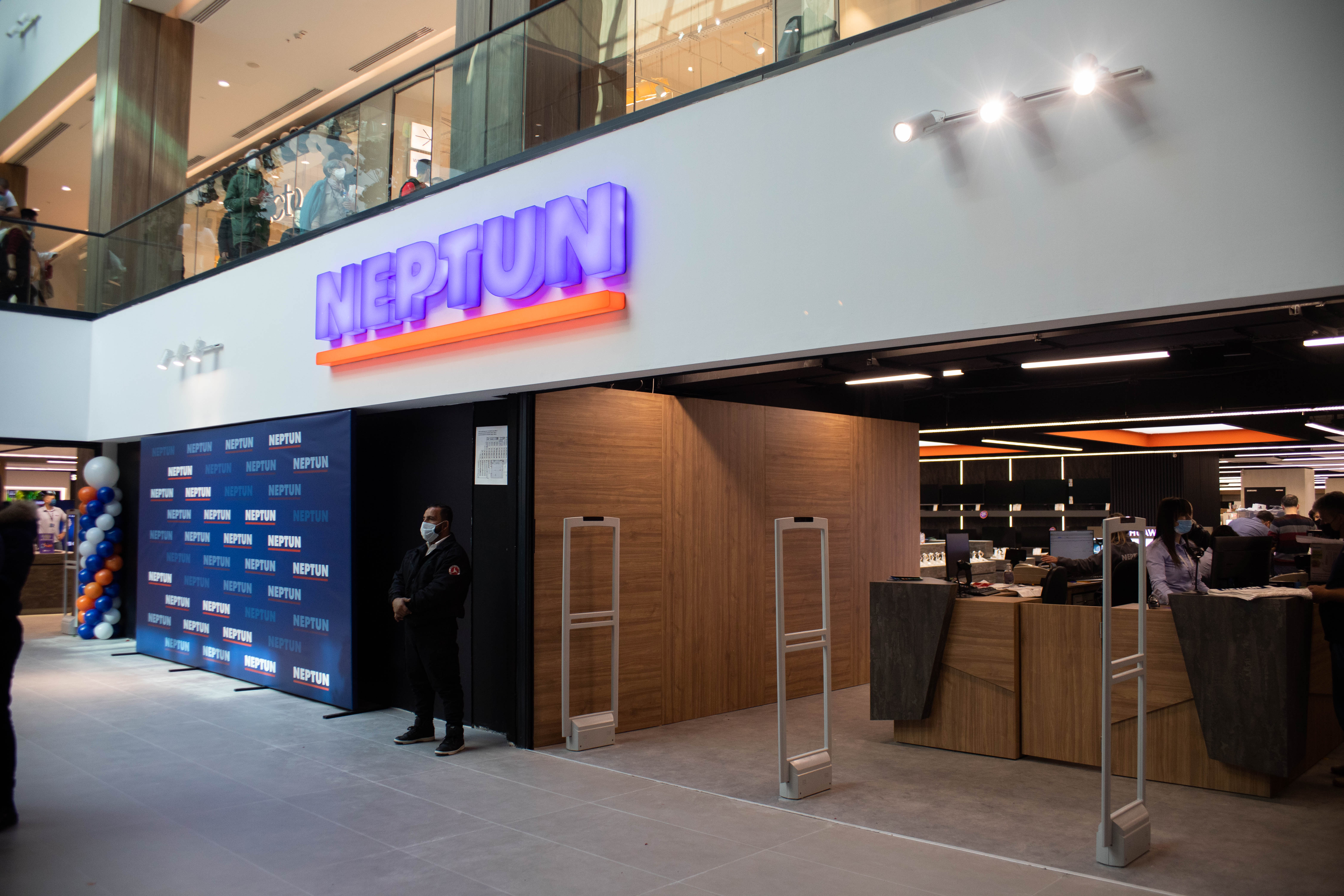 Нептун е во Ист гејт мол