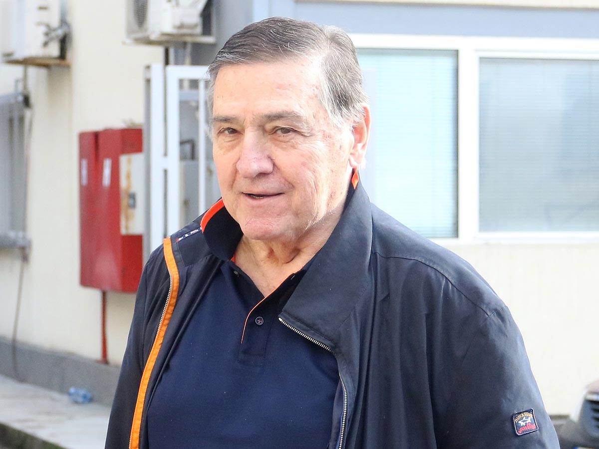Милутин Мркоњиќ приклучен на апарати, политичарот е во вештачка кома