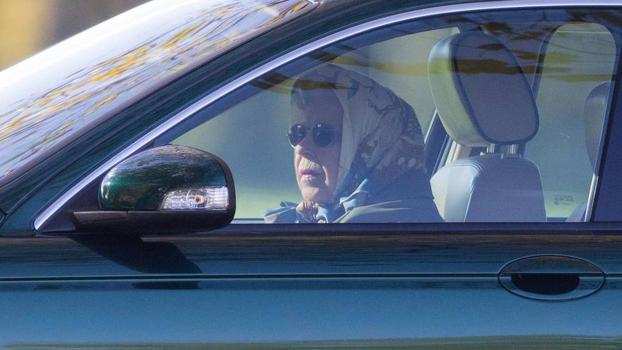 Додека нацијата се грижи за кралицата, таа вози Јагуар