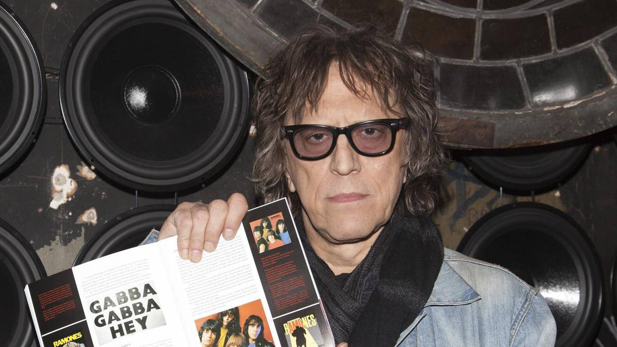 Почина Мик Рок, легендарниот музички фотограф кој соработуваше со Лејди Гага, Квин и со Боуви