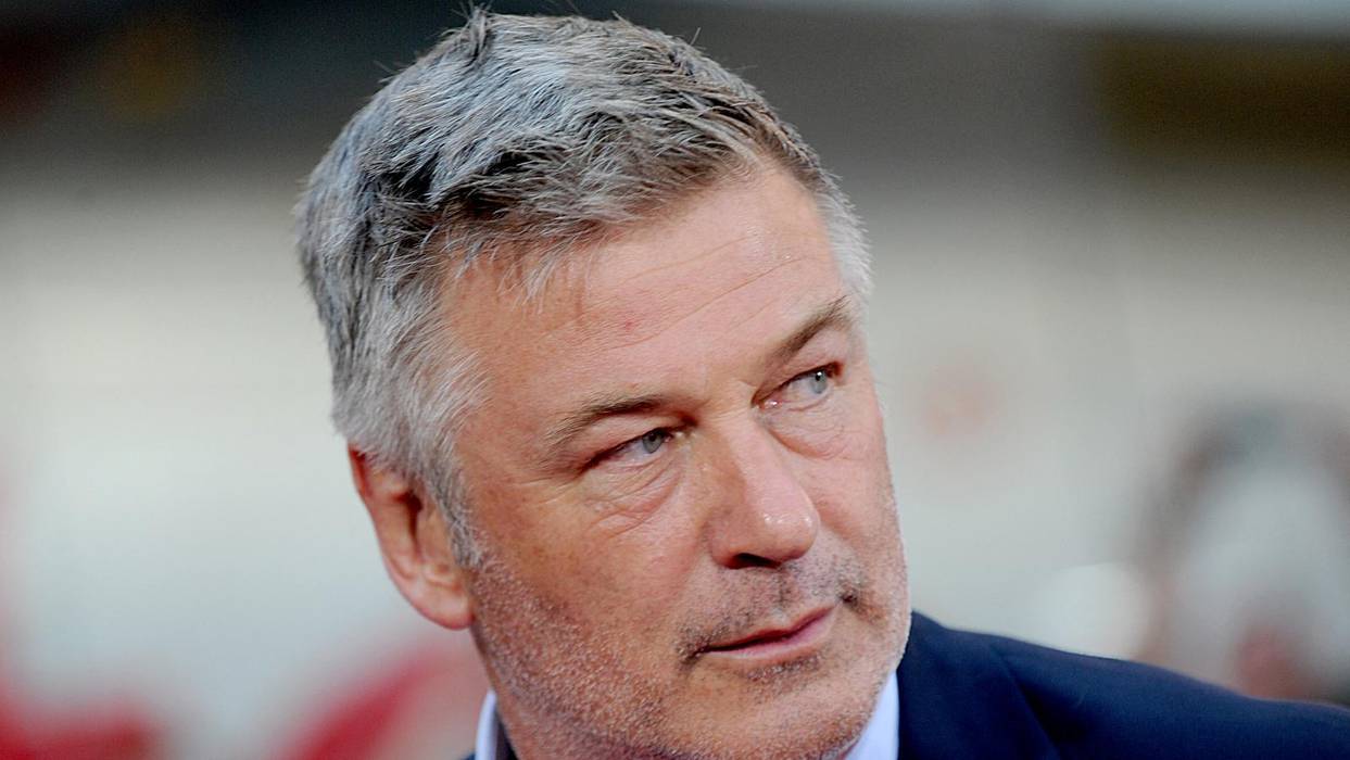 На сетот на секој филм во кој се користи оружје треба да има и полицаец, рече Алек Болдвин откако случајно ја застрела снимателката Хачинс