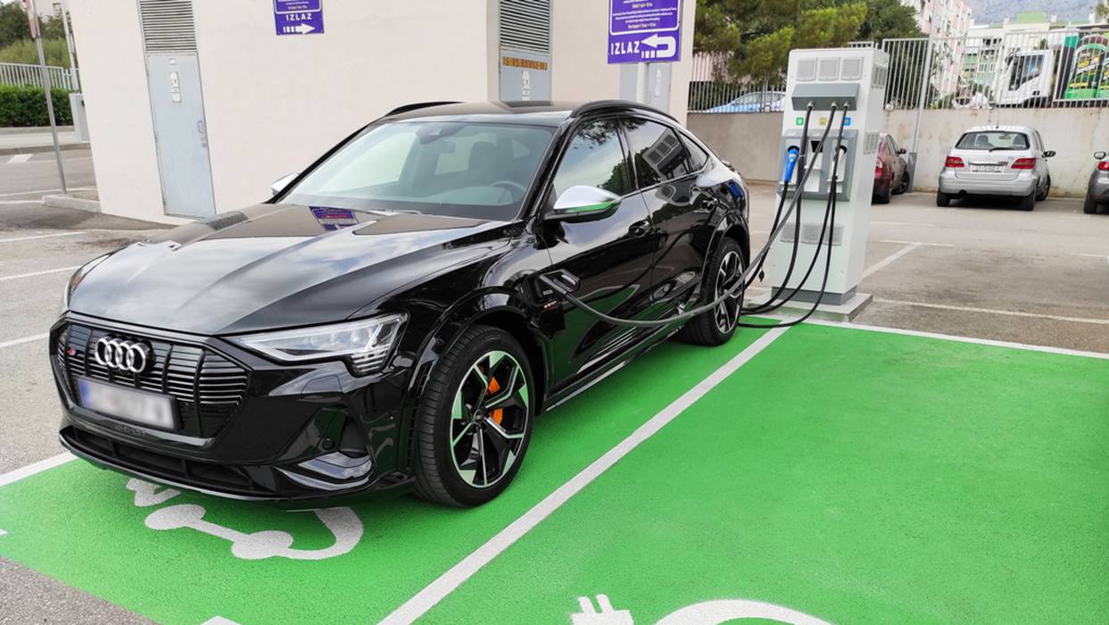 Новите згради во Британија во иднина ќе мораат да имаат и полначи за автомобили