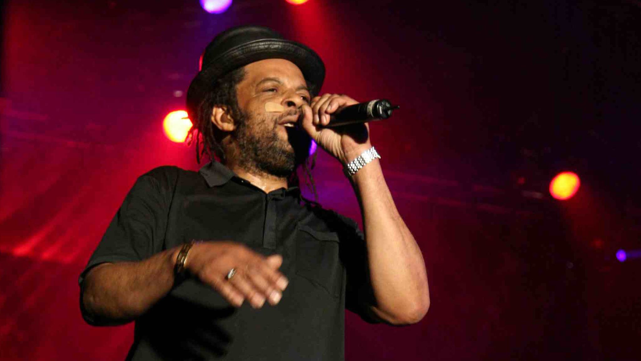 Почина пејачот Астро, основач на UB40