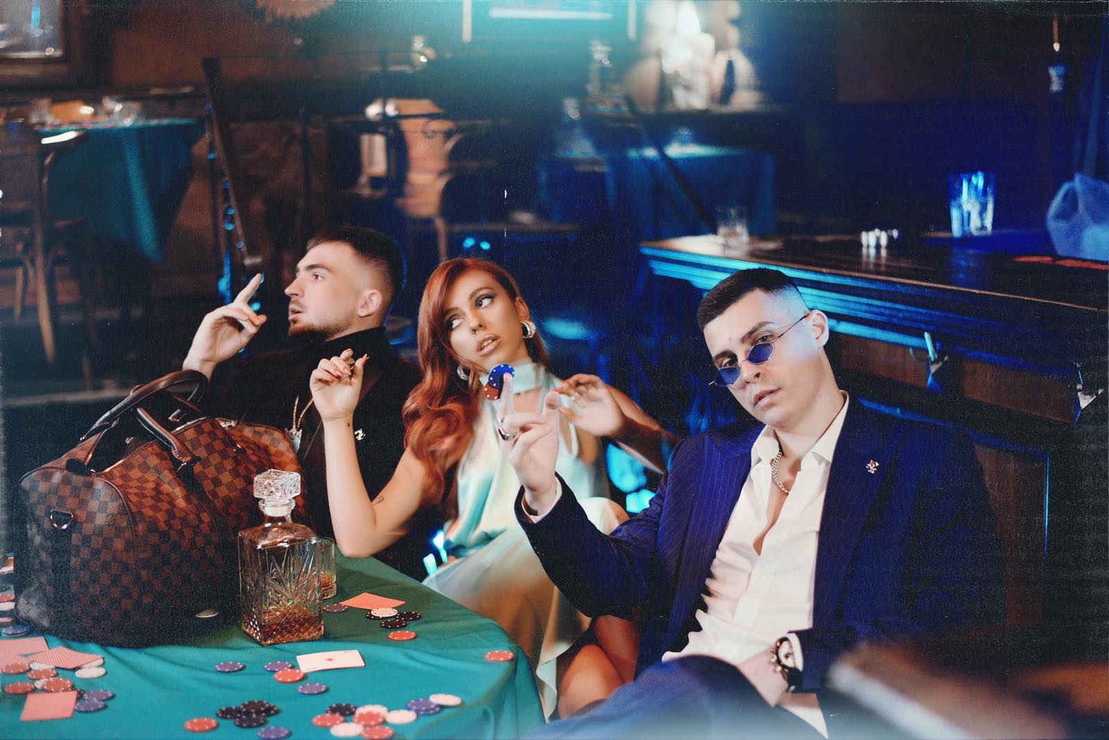 (Видео) Со пиштоли во казино Антонија и „2 бона“ станаа популарни во Русија