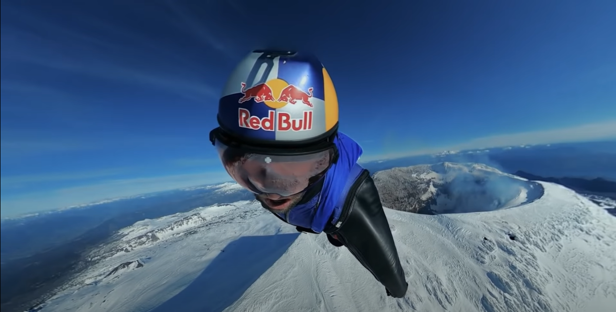 (Видео) Маж во костим со крилја леташе низ активен вулкан