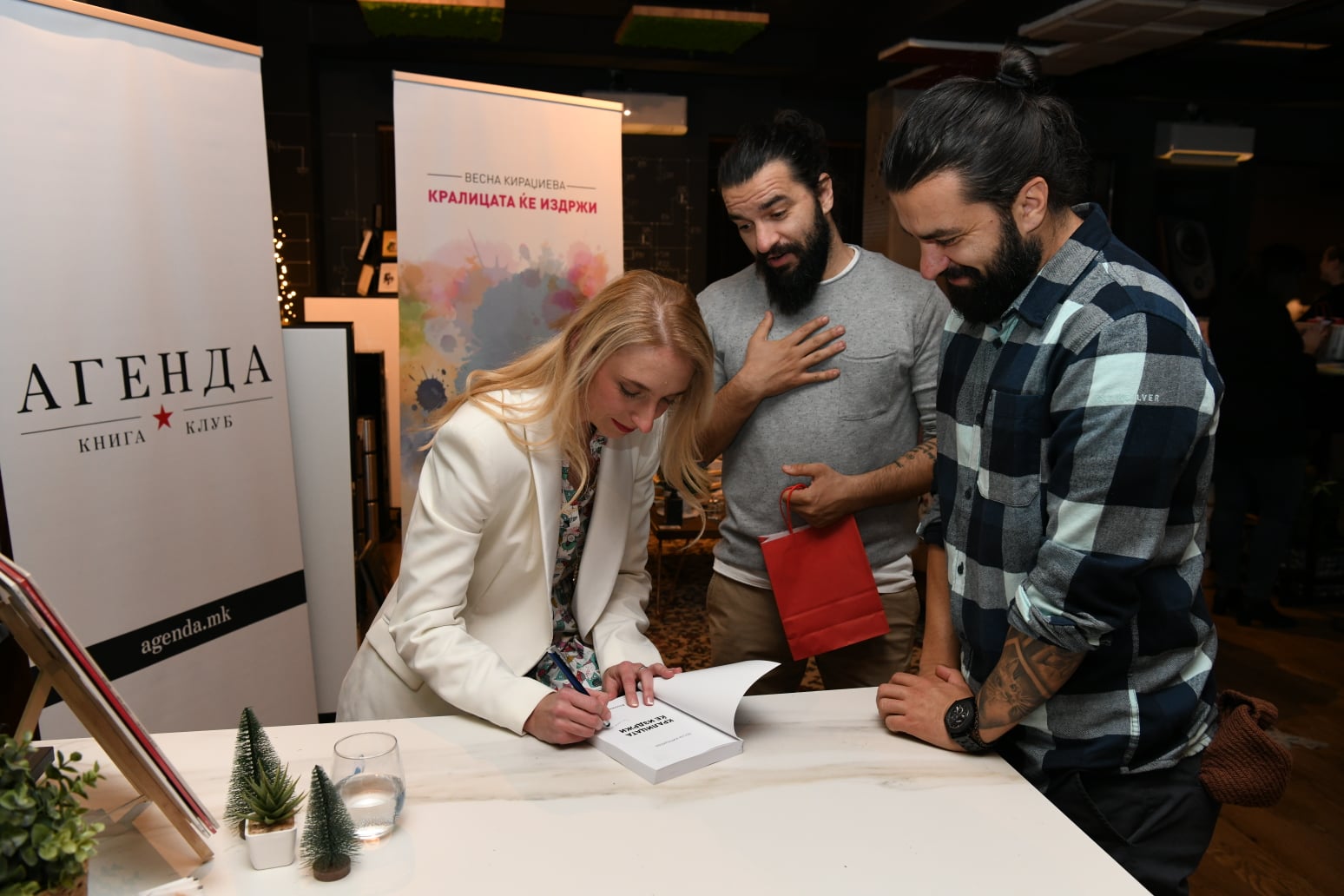 Промоција на книгата „Кралицата ќе издржи“ од Весна Кираџиева, во издание на „Кооперација“ – декември 2021