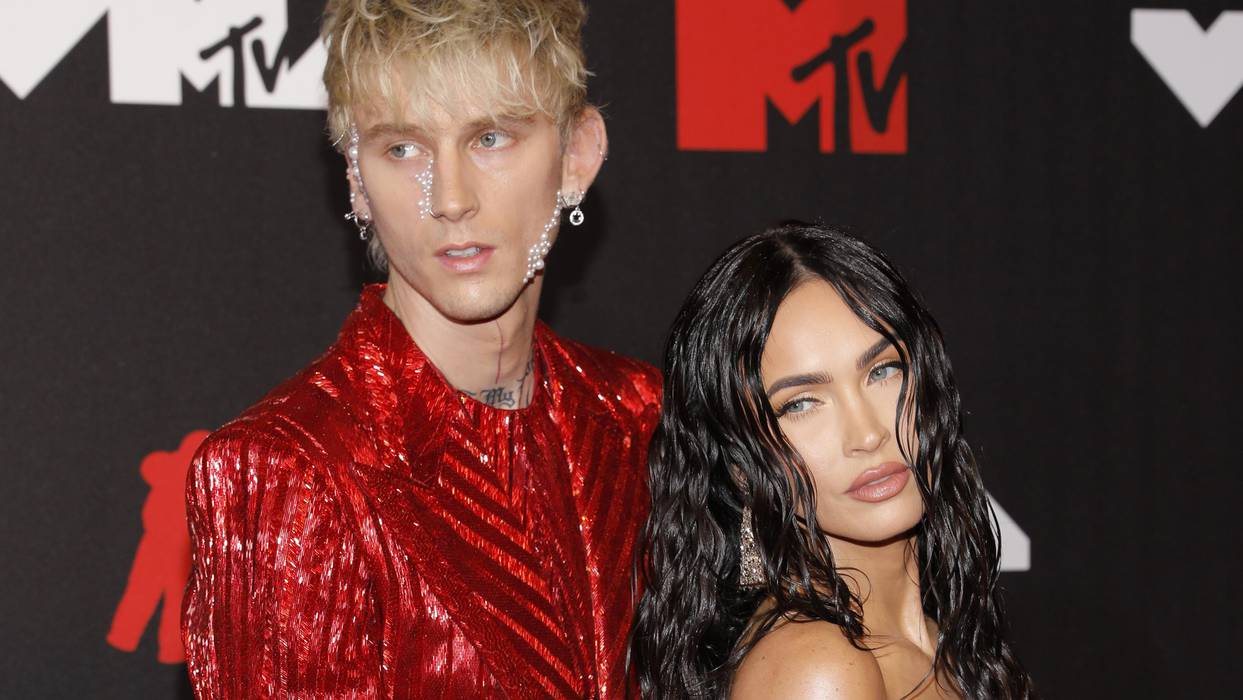 Сакајќи да ја импресионира Меган Фокс, Кели си ја пресекол раката со нож