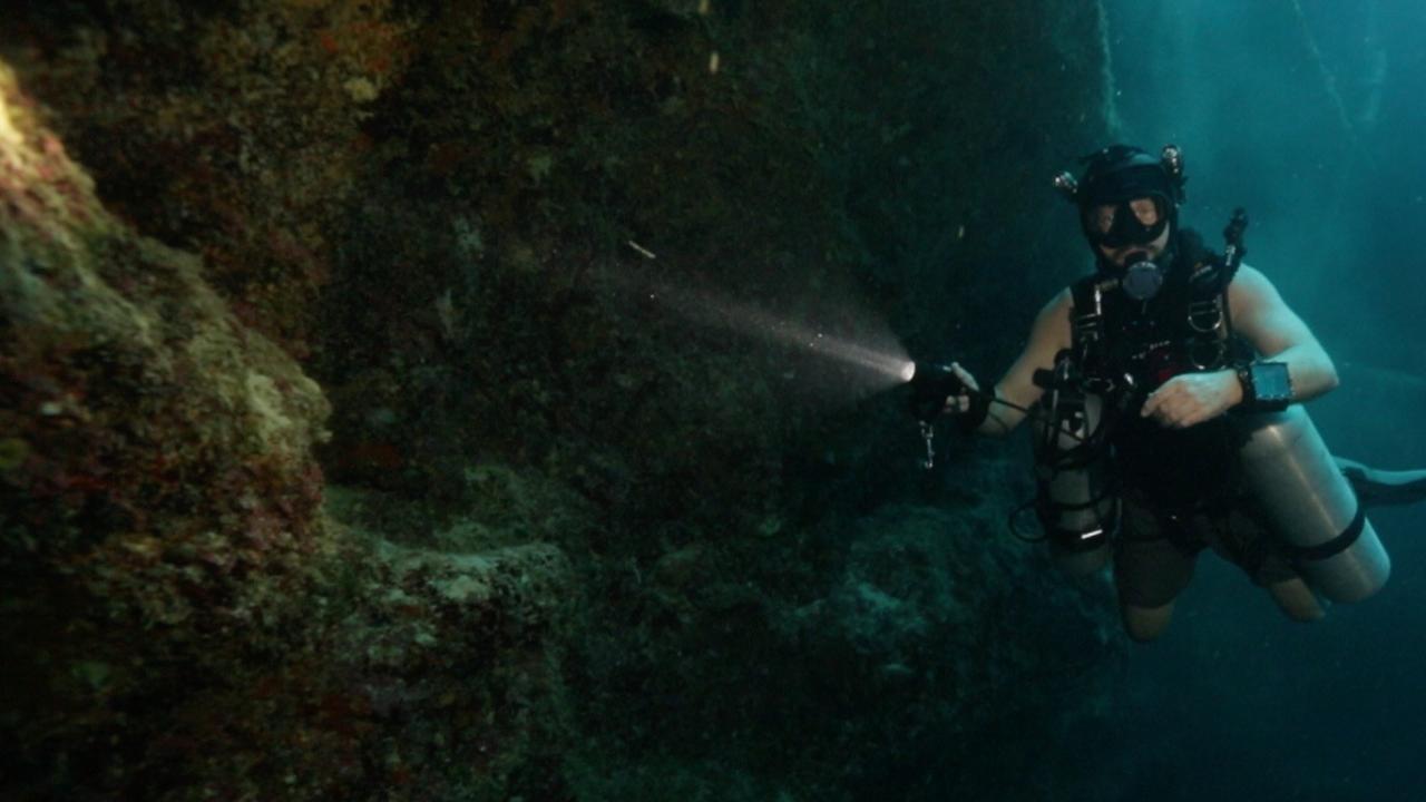 Теории за исчезнувањата на бродовите и авионите кај Бермудскиот триаголник, некои веруваат во натприродни појави за други била човечка грешка