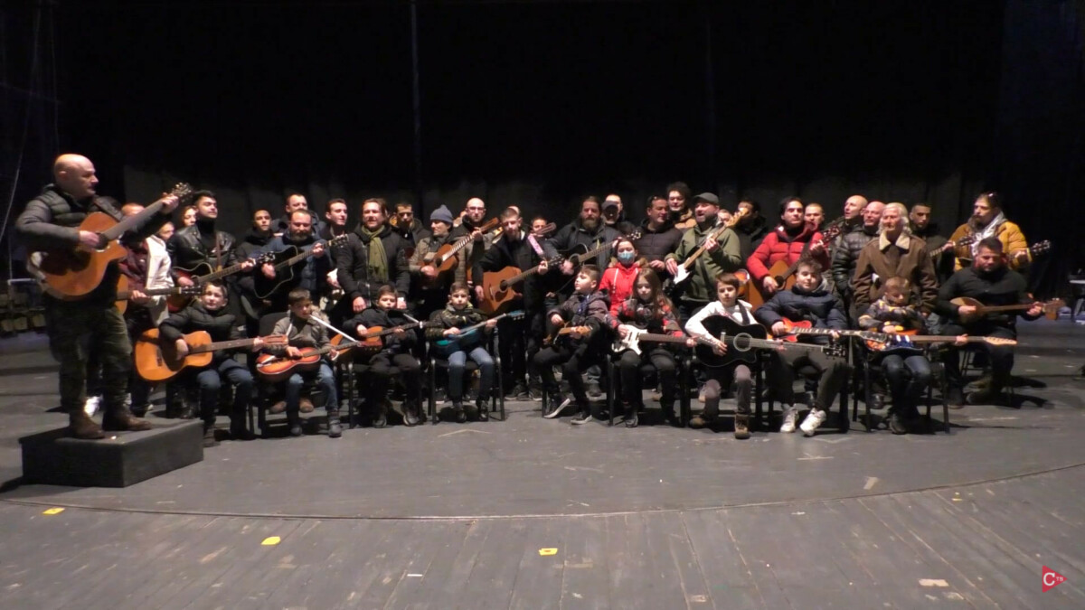 (Видео) За роденденот на Влатко 50 гитаристи му ја свиреа „Чукни во дрво“