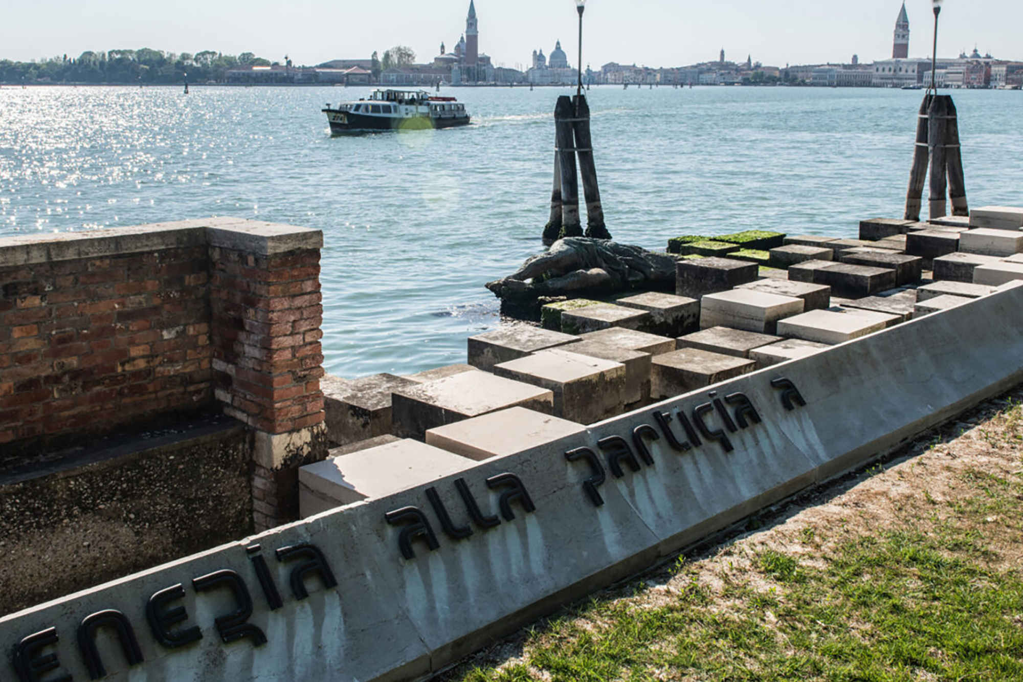 Чешка туристка е исфрлена од Венеција, откако гола се сликаше на споменик од војната