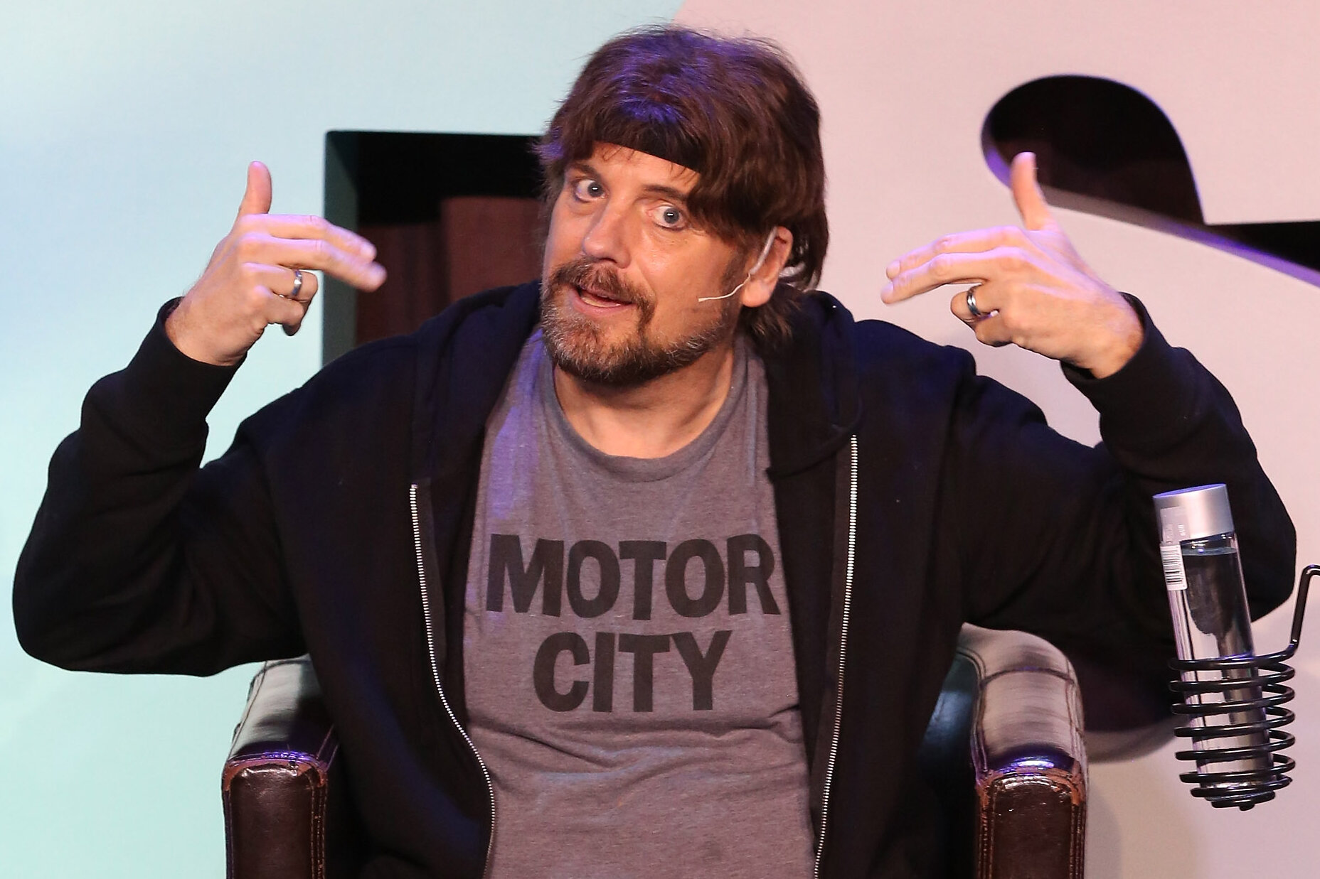 Почина илузионистот и комичар Џонатан Џон Шелес