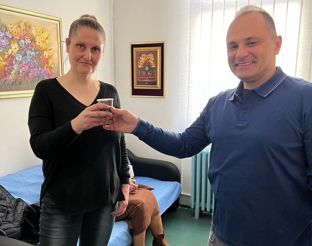 Венко ѝ свари кафе на Лиде Лиде на Неврохирургија