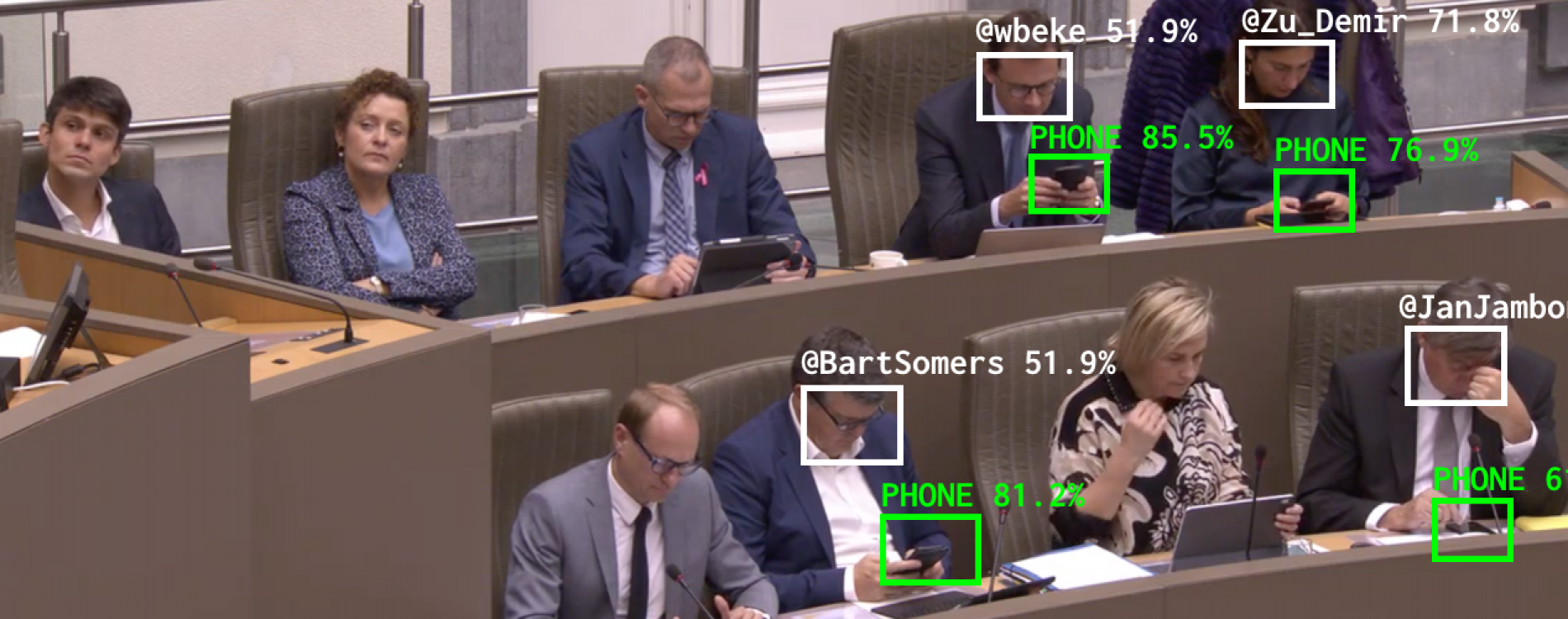 Дигитален уметник од Белгија направи софтвер што следи политичари што зјапаат во мобилниот