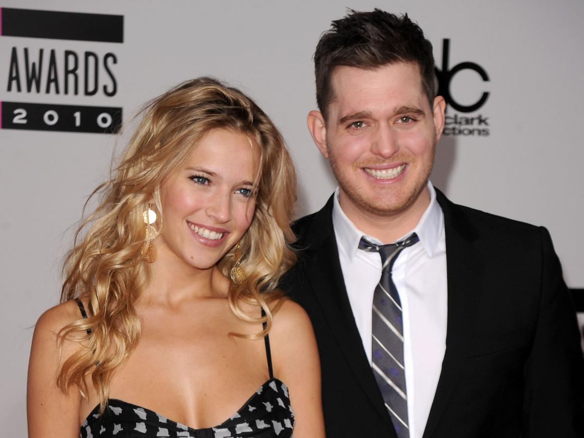 (Видео) Мајкл Бубле и Лусиана Лопилато чекаат четврто дете, пејачот во новиот спот откри дека глумицата е бремена