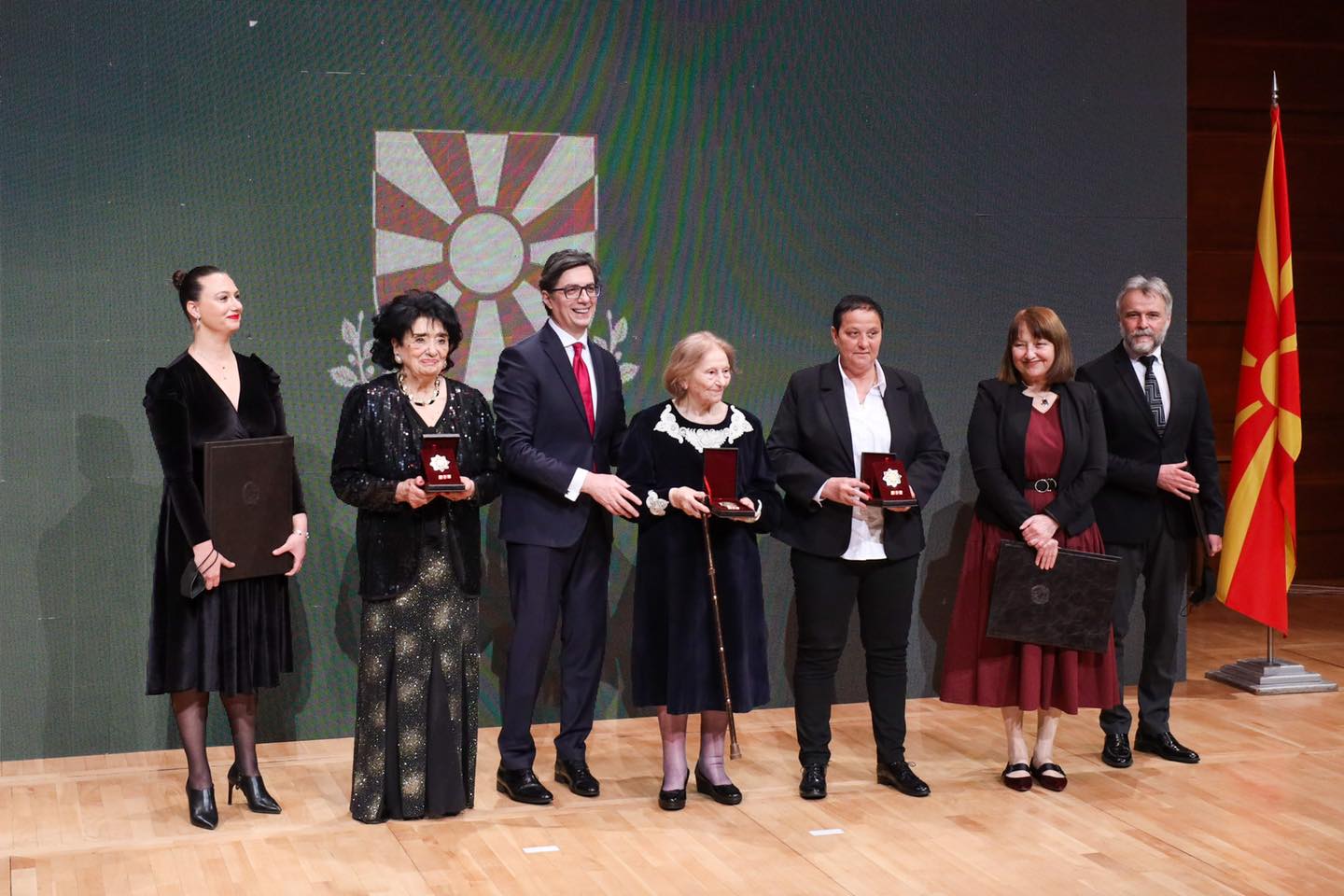 Пендаровски ги одликуваше Милица Стојанова, Милка Ефтимова и Стојна Вангеловска со орден за заслуги