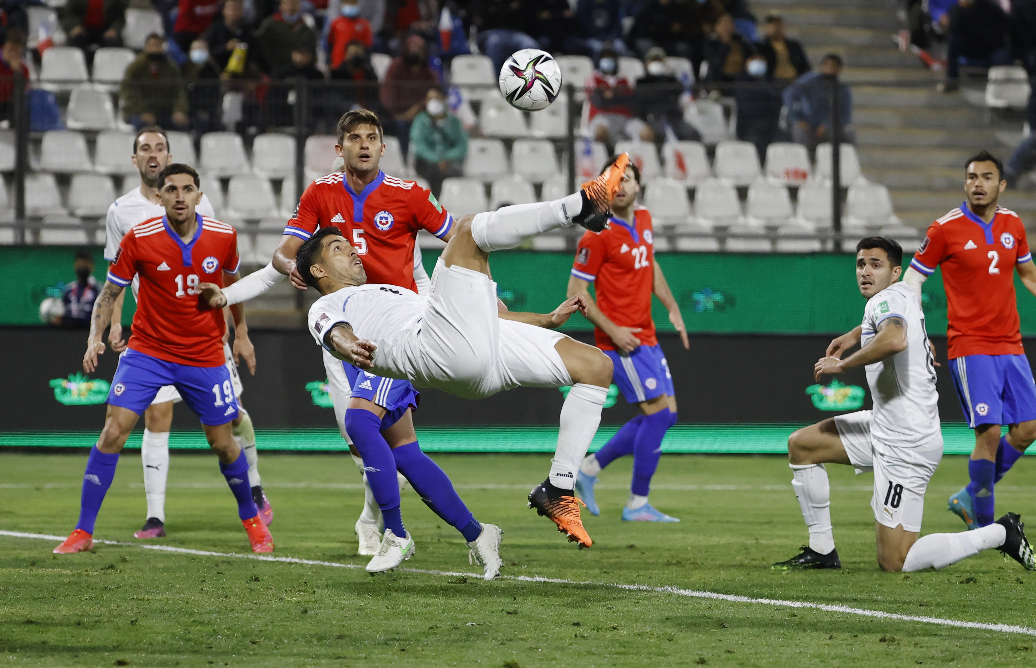 (Видео) Суарез со гол со ножички го собори рекордот на Меси