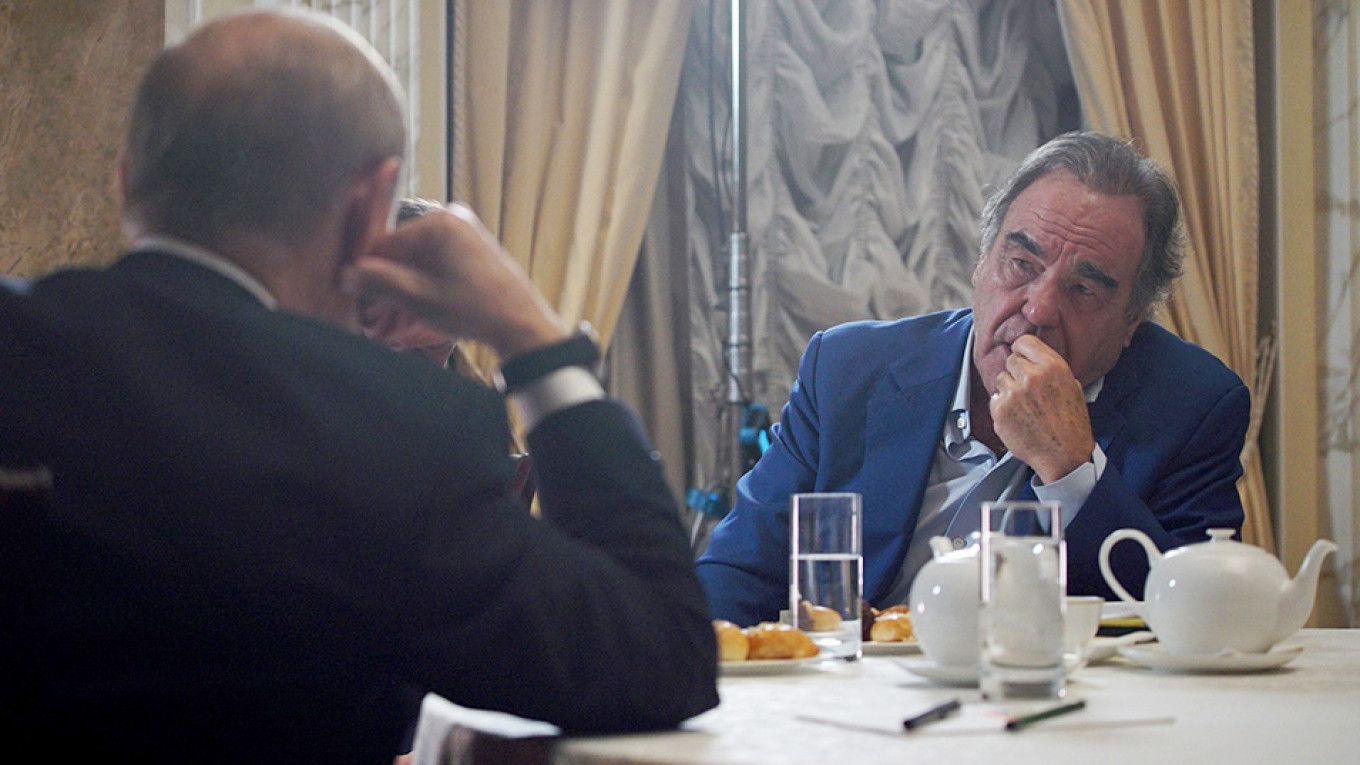 Путин го обвинија за крвави убиства, без да разберат што навистина се случува, Оливер Стоун го брани рускиот претседател