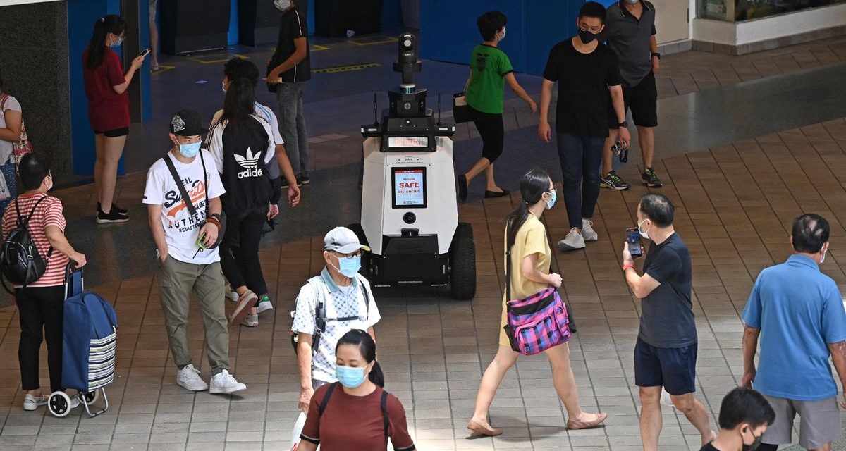 Роботи-полицајци патролираат на улиците на Сингапур