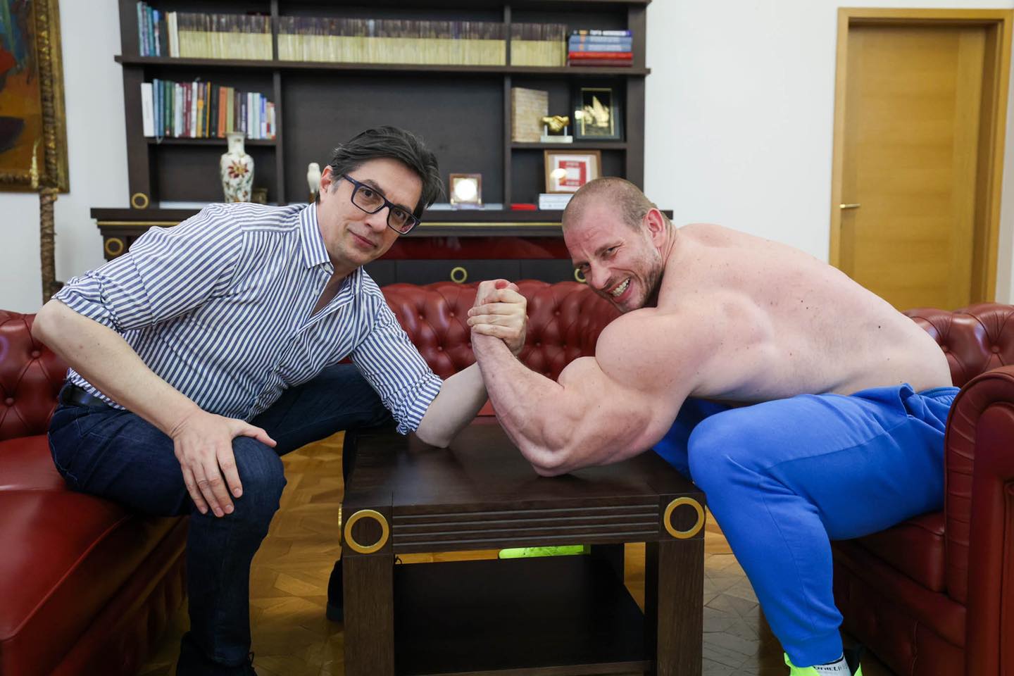 Бодибилдер гол до појас кај Пендаровски: Отиде раката, претседателе!