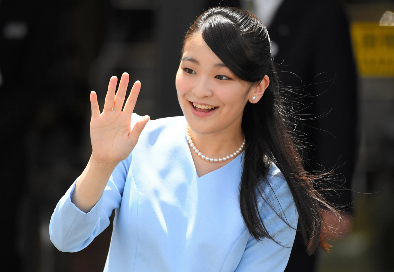 По откажувањето од круната, принцезата Мако волонтира во музејот „Метрополитен“ во Њујорк