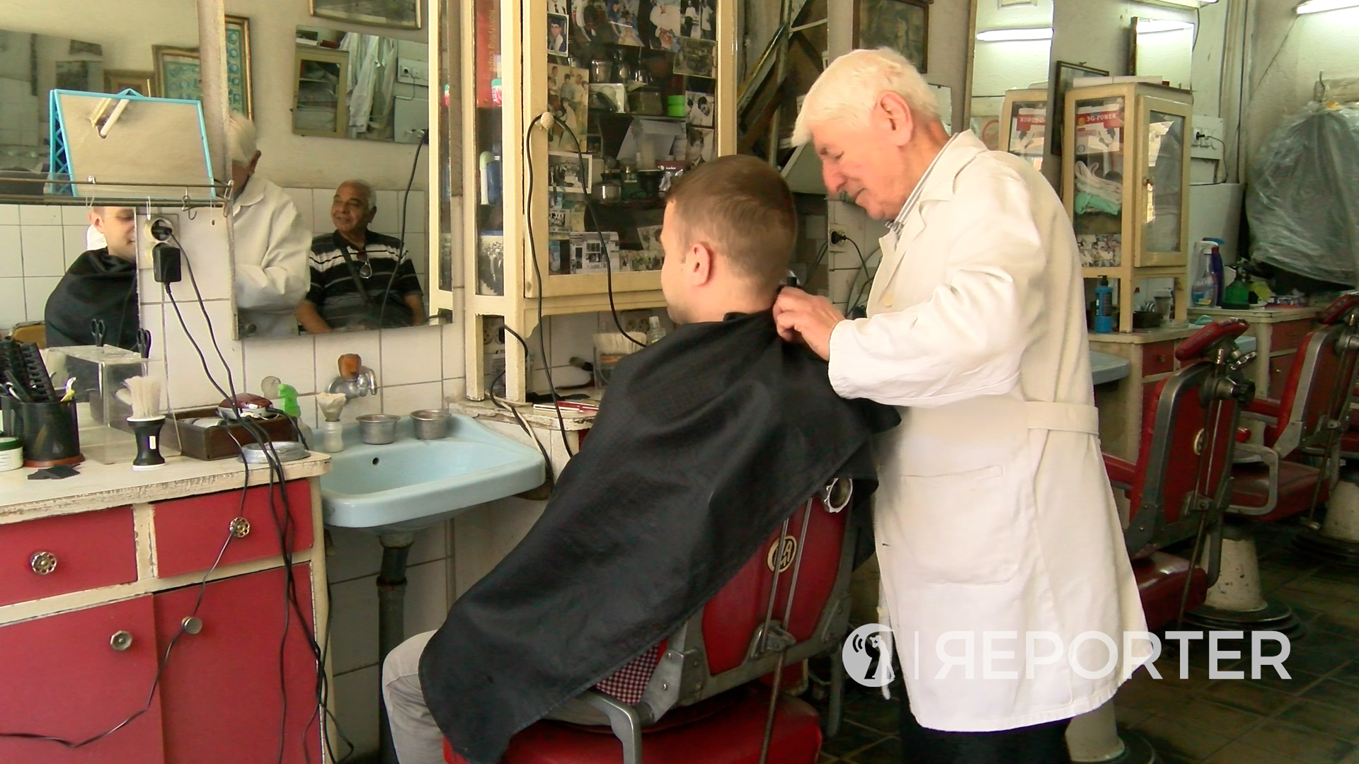 (Видео) Во дуќанот стар скоро 100 години мајстор Мендо нема кому од фамилијата да му го остави берберскиот занает